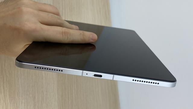 <b>Xiaomi Pad 5: Baterie de 2 zile, de Netflix sau productivitate</b>Xiaomi Pad 5 foloseşte o baterie de 8720 mAh, care teoretic e o capacitate mică, după ce am văzut şi tablete cu baterii de 10.000 sau 11.000 mAh şi diagonale similare. În ziua de azi, aşa cum a dovedit-o şi Apple nu contează neapărat capacitatea bateriei