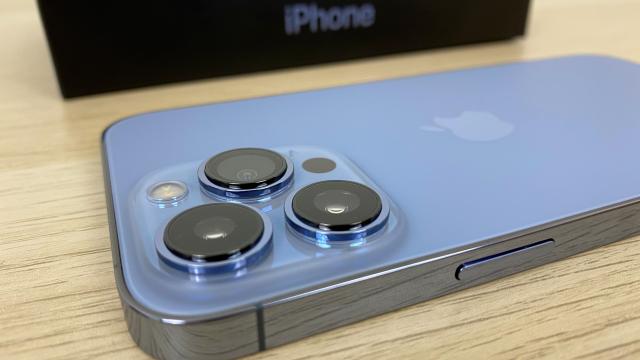 <b>Apple iPhone 13 Pro Unboxing: încercăm Macro, Cinematic Video, ecranul de 120 Hz şi iată primele impresii (Video)</b>Apple a dezvăluit pe 14 septembrie cvartetul iPhone 13, care include iPhone 13 Mini, iPhone 13, iPhone 13 Pro şi iPhone 13 Pro Max. Pe 1 octombrie la ora 00:00 au început precomenzile pentru aceste telefoane, iar pe 8 octombrie au început să sosească la p