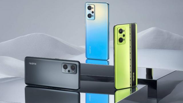 <b>realme GT Neo2 debutează la nivel global; Aflăm cât costă și descoperim ce alte produse mai aduce brandul pe piață</b>Această zi de 13 octombrie a fost aleasă de multe companii pentru evenimente de presă, iar un exemplu este realme care tocmai ce a anunțat debutul global al telefonului realme GT Neo2. Alături de acesta au sosit și câteva produse AIoT