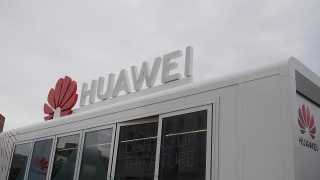 <b>Expoziția Huawei Roadshow 2021: Light up the future este prezentă în București și prezintă potențialul celor mai noi produse și tehnologii</b>În perioada 11-15 octombrie în București este prezentă și caravana "Huawei Roadshow 2021: Light up the Future" - o expoziție de demonstrație tehnologică prin care se prezintă potențialul celor mai recente produse 