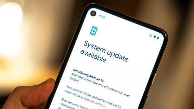 <b>Google a lansat actualizarea stabilă la Android 12 pentru toate telefoanele Pixel compatibile</b>În urmă cu o lună Google anunța oficial Android 12 în forma AOSP, destinată prelucrării de către producătorii smartphone pentru a o integra pe dispozitivele lor. Pe atunci software-ul ajungea la versiunea Beta 5 pe telefoanele Pixel, însă. Aseară au debut
