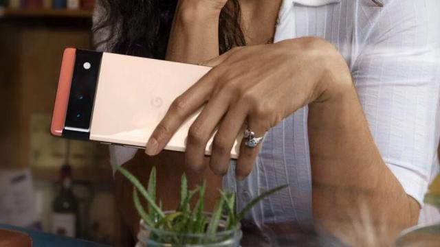 <b>Preț și disponibilitate Google Pixel 6 în România</b>Google Pixel 6 este unul dintre flagship-urile care au reușit să atragă atenția utilizatorilor în toamna anului 2021, un smartphone lansat la un preț atractiv, asta raportându-ne la țările în care telefonul era vândut oficial