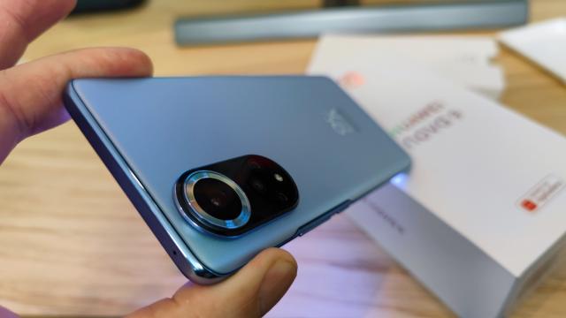 <b>Huawei nova 9 unboxing: revenirea Huawei cu un telefon chipeş, cu ecran OLED la 120 Hz (Video)</b>Huawei a prezentat astăzi în Europa seria nova 9, primul său telefon nou lansat în 2021. Am avut ocazia să pun mâna pe Huawei nova 9, primul telefon cu HarmonyOS 2.0 preinstalat pe care îl utilizez. Este un telefon high midrange cu un corp arătos..