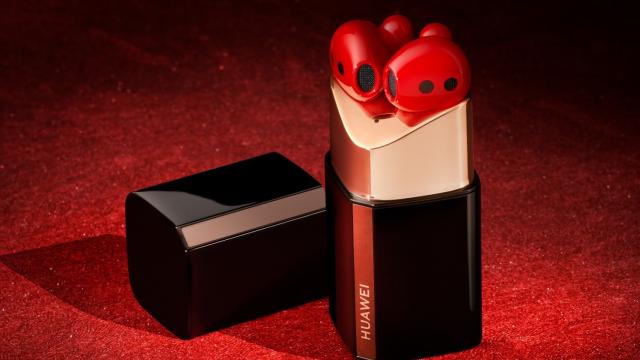 <b>Huawei FreeBuds Lipstick este o pereche de căşti feminină, cu toc în formă de ruj</b>Huawei FreeBuds Lipstick este produsul surpriză al evenimentului Huawei de la Viena de azi. Pe lângă Huawei Nova 9, Nova 8i şi ceasul Watch GT3 primim şi o pereche de căşti cu o cutie în formă de ruj. Este cel mai feminin produs lansat de Huawei