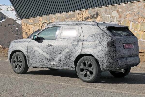 Dacia Duster (2024) apare în noi fotografii spion, SUV-ul compact inspirat de conceptul Bigster fiind testat pe șosele virajate de munte 