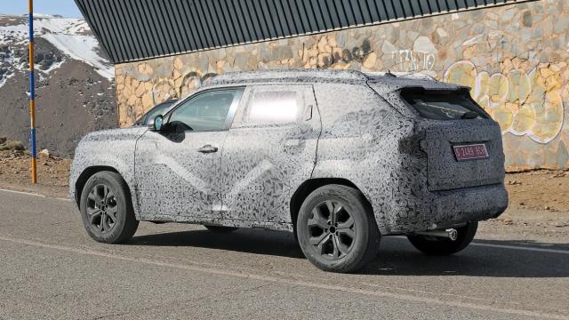 <b>Dacia Duster (2024) apare în noi fotografii spion, SUV-ul compact inspirat de conceptul Bigster fiind testat pe șosele virajate de munte </b>Următoarea lansare pentru Dacia va fi noul Duster (2024), SUV-ul atât de iubit nu doar de români ci și de către străini și văzut pe multe piețe cheie din jurul lumii. Odată cu următoarea generație se va umbla serios și la capitolul design, cu linii mai 