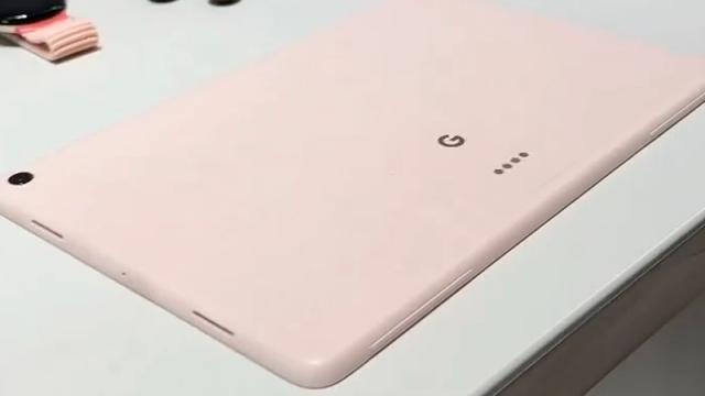<b>Google Pixel Tablet se afișează într-o imagine nouă care reconfirmă muchiile groase din jurul ecranului; Se lansează pe 10 mai alături de Pixel 7a</b>Pe data de 10 mai avem notat în calendar evenimentul keynote din cadrul Google I/O 2023, conferința care ne va aduce detalii la cald despre Android 14 și totodată noi dispozitive hardware. În prim plan se află clar smartphone-ul Pixel 7a care