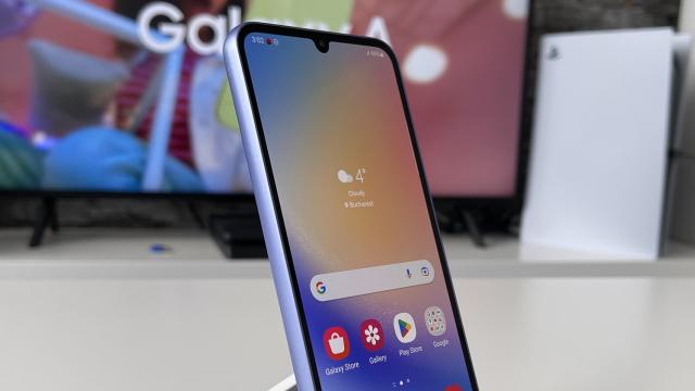 <b>Samsung Galaxy A34 5G: Hardware midrange „tradițional”, echilibrat, cu upgrade-uri față de predecesor</b>Smartphone-ul oferă certificare IP67 pentru rezistență la apă și praf, iar în acest an primim ramă din plastic, protecție Gorilla Glass 5 pentru display și sticlă în partea din spate. Aș reaminti de faptul că seria Galaxy A a avut parte de sticlă, chiar