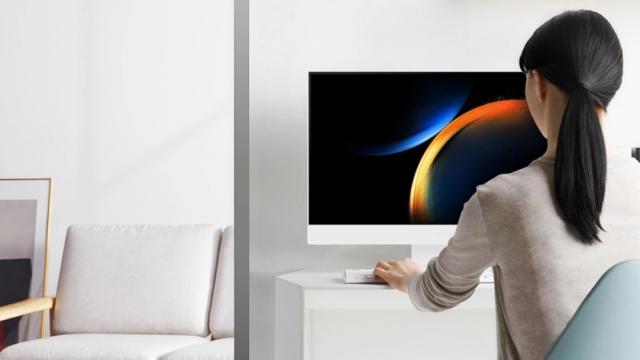 <b>Samsung lansează un PC all-in-one de productivitate cu webcam pop-up și seamănă cu un iMac</b>Lansările continuă pe bandă rulantă la început de lună mai, iar printre multe telefoane mai răsar și PC-uri, precum este acest Samsung DM530AFA-LC71W. Deși numele nu pare spune povestea unui dispozitiv impresionant, în realitate chiar 