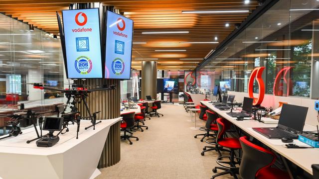 <b>Am vizitat Vodafone Innovation Hub - Primul centru de excelență pentru cercetare și dezvoltare digitală în cadrul Universității din București</b>Vodafone România a inaugurat astăzi primul centru de excelență din cadrul Universității Politehnica din București (UPB). La acest debut a participat Achilleas Kanaris, CEO Vodafone România, Mihnea Costoiu, rectorul UPB, dar și studenți care s-au arătat