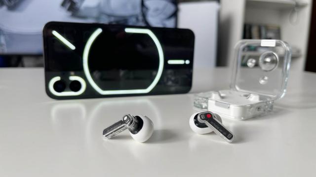 <b>Nothing Ear (2) Review: Generația 2.0 de căști wireless bifează o evoluție notabilă, păstrând design-ul transparent deja familiar</b>Pas cu pas, Carl Pei a reușit să facă din brandul Nothing unul de succes, iar așa cum îți amintești, primul produs lansat de această firmă pe piață a fost o pereche de căști, mai precis Nothing Ear (1). Noi le-am testat rapid după lansare