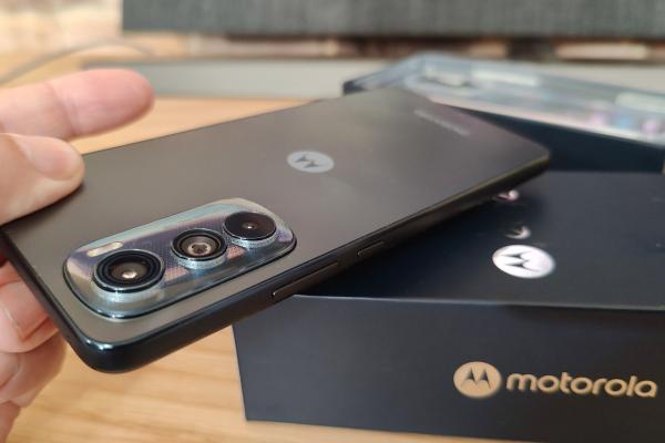 Motorola Edge 30 Unboxing: poate cel mai subţire şi uşor telefon din 2022 (Video)