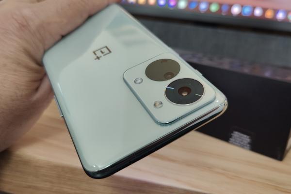 OnePlus Nord 2T Unboxing: încărcare rapidă record, design nou pentru camere, premiera unui CPU MediaTek