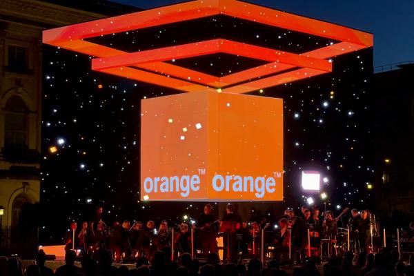 Orange devine mai mare și sărbătorește printr-un spectacol fără limite în București, cu VR, jocuri via 5G; Iată cum a fost în prima zi!