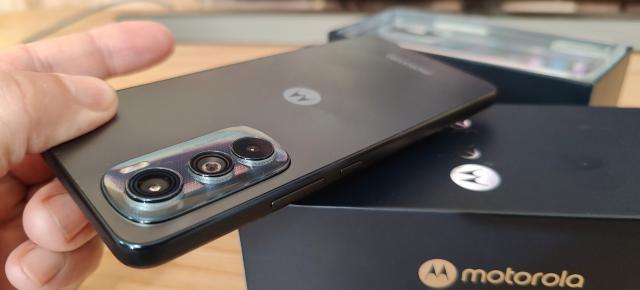 Motorola Edge 30 Unboxing: poate cel mai subţire şi uşor telefon din 2022 (Video)