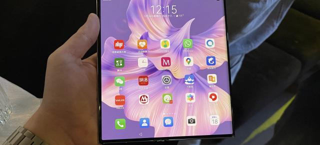L-am văzut pentru câteva minute pe HUAWEI Mate XS 2, noul pliabil anunțat global astăzi și așteptat în magazine din iunie (impresii)