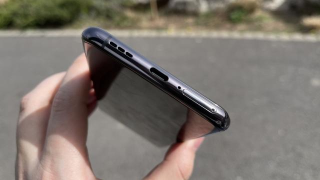 <b>OPPO Find X5 Pro: Acustica blândă, stereo, ce depinde mult de speakerul de jos</b>OPPO Find X5 Pro mizează pe difuzoare stereo, unul jos şi celălalt clasicul difuzor de convorbiri. Experienţa este una stereo, cu un sunet blând şi cu reglaje Dolby Atmos. Aş zice că difuzorul de jos duce greul, basul e OK şi volumul e satisfăcător