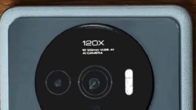 <b>Xiaomi 12 Ultra apare în imagini noi, care dezvăluie un logo Leica şi detalii despre camere</b>Xiaomi 12 Ultra a scăpat frenetic la început de an, dar apoi lucrurile s-au mai liniştit, iar dispozitivul părea fie gata pentru o lansare în a doua parte a anului, fie complet casat în favoarea unui alt produs. Azi apare totuşi telefonul în imagini noi