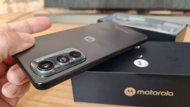 <b>Motorola Edge 30 Unboxing: poate cel mai subţire şi uşor telefon din 2022 (Video)</b>După ce am testat Motorola Edge 30 Pro, unul dintre primele telefoane cu procesor Snapdragon 8 Gen 1 şi unul dintre cele mai ieftine cu acest CPU, azi ne oprim asupra lui Motorola Edge 30, frăţiorul său care a plecat din oraş şi s-a apucat