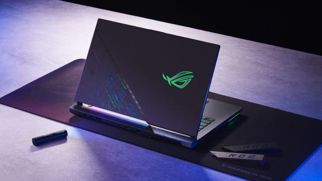 <b>ASUS Republic of Gamers lansează laptopurile de gaming ROG Strix SCAR 17 Special Edition, ROG Flow X16 şi alte noutăţi</b>ASUS Republic of Gamers a prezentat ieri, pe 17 mai cele mai noi laptopuri de gaming. E vorba despre ROG Strix SCAR 17 Special Edition, ROG Flow X16, dar avem şi alte noutăţi, precum un portofoliu mai mare genţi ROG Slash şi un nou joc parkour pentru ROG