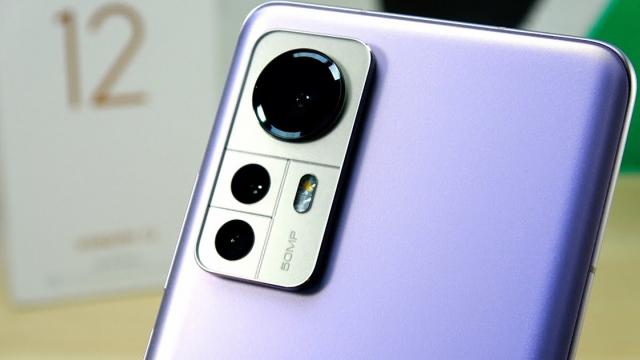 <b>Xiaomi 12 review detaliat în limba română (Evaluare Mobilissimo)</b>După un Xiaomi Mi 10, Mi 11, Mi 11T cu diagonale mari, echivalente cu ale modelelor Pro chiar, Xiaomi şi-a dat seama că nu suntem toţi LeBron James şi pianişti şi e o nevoie şi de telefoane flagship pentru cei cu degete scurte, mâini mici