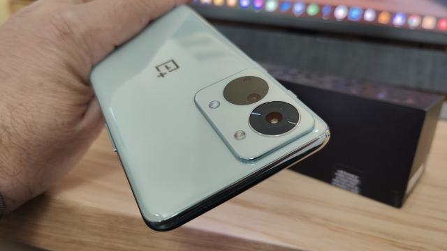 <b>OnePlus Nord 2T Unboxing: încărcare rapidă record, design nou pentru camere, premiera unui CPU MediaTek</b>OnePlus tocmai a lansat două telefoane din seria Nord şi cel mai bine dotat dintre ele este OnePlus Nord 2T. Nu de alta, dar inaugurează procesorul MediaTek Dimensity 1300 şi un design complet nou pentru modulul camerei