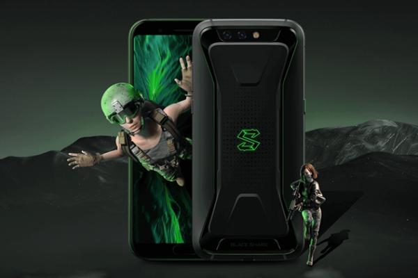 Xiaomi BlackShark devine oficial! Smartphone de gaming cu look deosebit și accesoriu gamepad