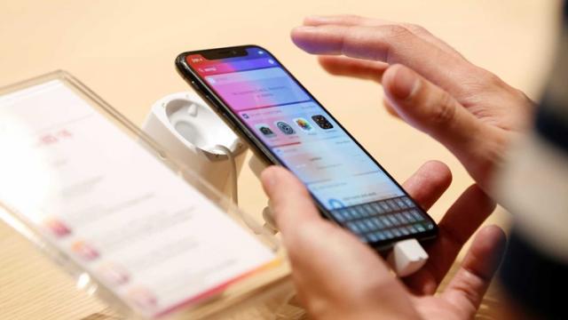 <b>Apple lucrează la o tehnologie de interacțiune prin gesturi pentru un viitor iPhone; Se propun și display-uri curbate</b>Prin intermediul brevetelor aflăm ce au de gând să ofere companiile din zona smartphone de pe piață în viitor, de multe ori fiind vorba despre tehnologii deosebite. Astăzi descoperim că americanii de la Apple au planuri mari pentru anii ce vin