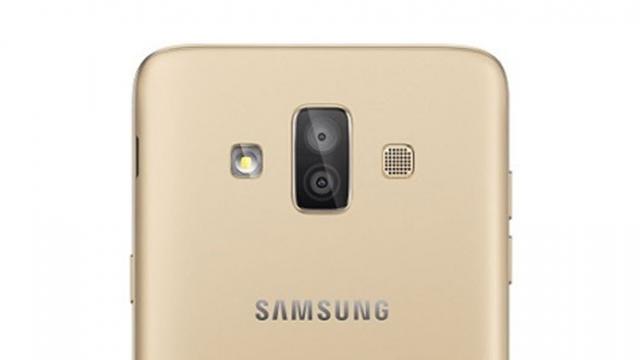 <b>Samsung Galaxy J7 Duo debutează oficial cu o cameră duală în spate; Are și 4 GB RAM</b>Pe piața din India debutează astăzi și smartphone-ul Samsung Galaxy J7 Duo, terminal din zona mid-range care adoptă o cameră duală. Acesta nu este primul telefon din această zonă mid-range a sud-coreenilor care se livrează cu un modul de cameră