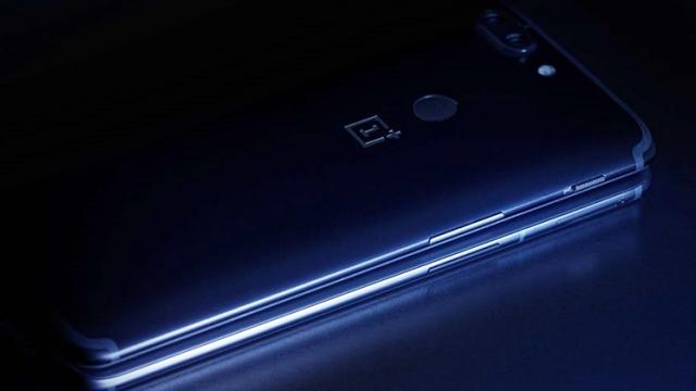 <b>Un nou teaser pentru OnePlus 6 ajunge online; Vedem smartphone-ul din lateral</b>Continuă atât leak-urile pentru OnePlus 6, cât și teaserele, astăzi sosind un material chiar din partea companiei chineze sub formă de fotografie. Vedem noul flagship ascuns sub actualul OnePlus 5T și în cazul în care vă întrebați