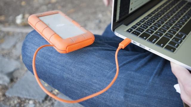 <b>Turul Magazinelor #406: HDD extern LaCie rugged la ofertă, televizor 4K resigilat la 1300 lei, aparat de aer condiţionat cât e "cald"</b>Dăm startul unei noi săptămâni de perindat prin magazinele online, zi în care găsim câteva oferte foarte atractive, inclusiv una ce are de-a face cu zilele toride de vară. După cum probabil v-ați dat seama ne referim la un aparat de aer condiționat