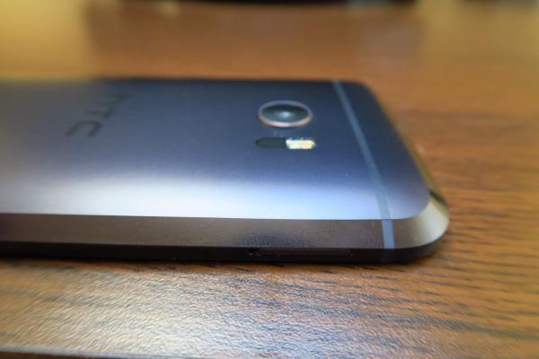 HTC 10: Design full metal mai gros decât rivalii, dar cu muchii angulare interesante