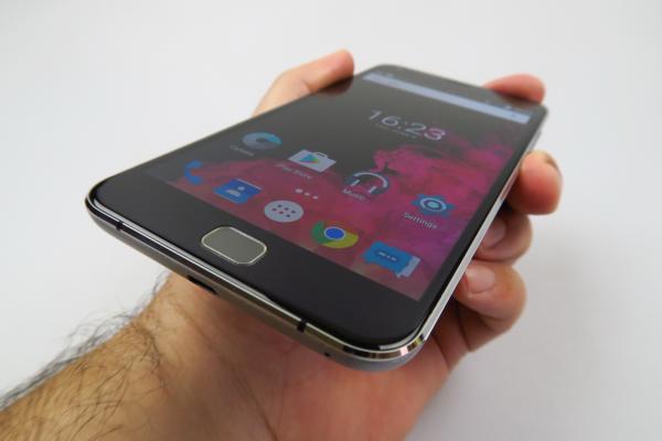 UMi Touch: Design masiv, dar ergonomie bună
