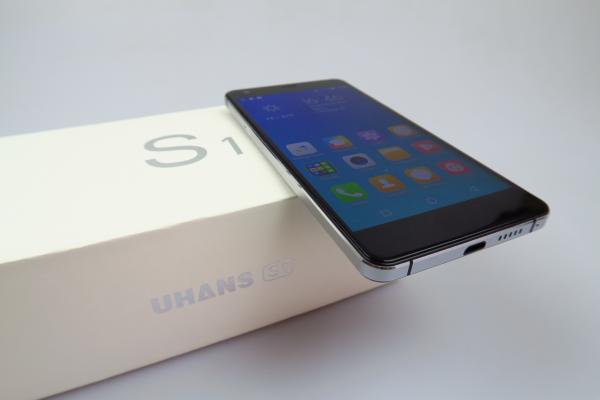 UHANS S1 Unboxing: arată ca un iPhone 4 mai mare, vine cu husa la pachet (Video)