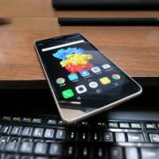 Lenovo PHAB Plus Review: ca un iPhone 6 Plus Plus Lite, un mega phablet pentru gameri, cu luminozitate nu prea impresionantă (Video)