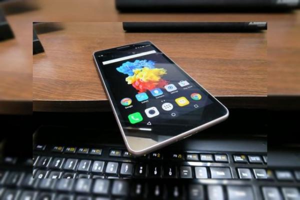 Lenovo PHAB Plus Review: ca un iPhone 6 Plus Plus Lite, un mega phablet pentru gameri, cu luminozitate nu prea impresionantă (Video)