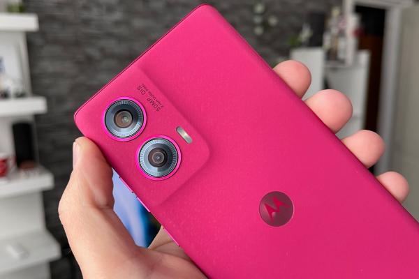 Motorola edge 50 Fusion: Design-ul rămâne premium, cu muchii curbate și un spate care atrage toate privirile