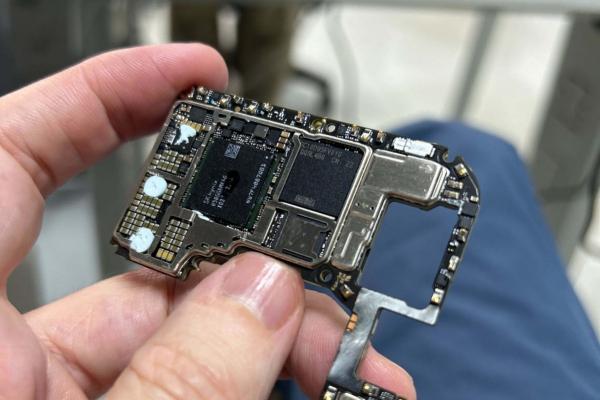 Reuters a desfăcut un Huawei Pura 70 Pro şi a găsit şi mai multe componente din China, dar și unele din Coreea, Germania
