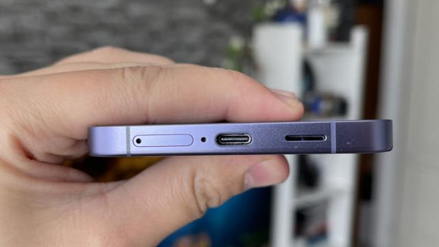 <b>Samsung Galaxy S24+: Baterie generoasă cu Netflix-ul, deloc rea la uz intens</b>Samsung Galaxy S24+ se prezintă cu o baterie de 4900 mAh la bord, un upgrade de 200 mAh faţă de ce oferea Galaxy S23+. Se încarcă la 45W pe fir, fix ca predecesorul şi promite să ajungă la 65% în 30 de minute. Are şi încărcare wireless la 15W