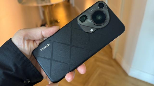 <b>Huawei Pura 70 Ultra Hands-on: avem cameră retractabilă, cameraphone abil şi la 300 km/h, pregătit de Super Macro</b>Seria Pura 70 include 4 modele, iar cel mai bine dotat este Huawei Pura 70 Ultra. Trebuie spus că în România ajung doar Huawei Pura 70, Pura 70 Pro şi Pura 70 Ultra. "Pura" se pronunţă "Piura" şi vine de la "Puritate". Varianta Ultra
