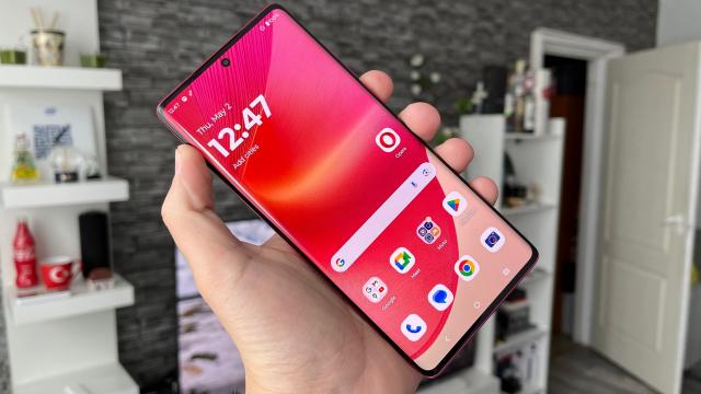 <b>Motorola Edge 50 Fusion: Display-ul care definește un "Edge", mare, curbat și luminos</b>Seria Edge înseamnă display-uri curbate, iar Motorola edge 50 Fusion nu face excepție, sosind cu un astfel de panou super arătos la bord și ceva care în trecut întâlneam doar pe flagship-uri. Acum ajunge pe un telefon de doar 350 de euro
