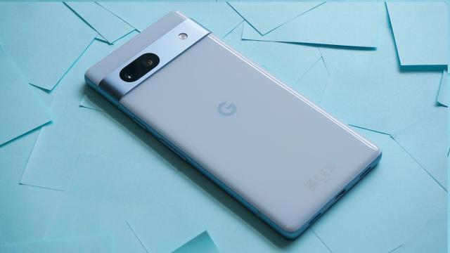 <b>Google Pixel 8a vine cu upgrade-uri majore la display și stocare; Promite actualizări pe 7 ani</b>Google este pe cale să lanseze noul său telefon, Pixel 8a, și chiar dacă multe detalii au ajuns deja în spațiul public, acum avem confirmarea integrală a specificațiilor. Dispozitivul aduce îmbunătățiri semnificative față de predecesorul său, Pixel 7a..