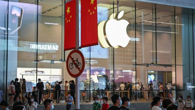 <b>Piața smartphone-urilor din China: Oppo preia conducerea, Apple pierde teren și iese din top 5</b>După 11 trimestre de scădere consecutivă, piața smartphone-urilor din China arată semne modeste, dar semnificative de revenire în primul trimestru al anului 2024. Conform firmei de cercetare de piață TechInsights, totalul livrărilor de smartphone-uri a..