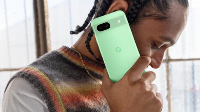 <b>Google Pixel 8a este oficial! Corp mai rotunjit, spate din plastic și muchii mai groase decât Galaxy A55</b>În timp ce Apple anunța cu mare fast lansarea primului iPad cu ecran OLED din portofoliu, cei de la Google profitau de ocazie pentru a fura privirile odată cu introducerea lui Google Pixel 8a. Vorbim aici despre un mid-range