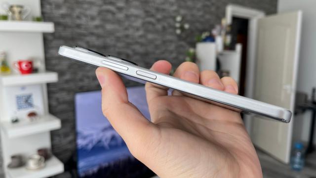 <b>HUAWEI nova 12 SE: Hardware modest privit prin prisma procesorului, dar cu ceva dotări atractive</b>HUAWEI nova 12 SE vine cu un pachet hardware modest, asta prin prisma procesorului cam old-school din vechea generație Snapdragon, ceea ce l-ar încadra într-un segment mai entry-level. Compensează totuși la alte captiole și alfăm