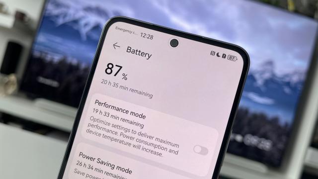 <b>HUAWEI nova 12 SE: Rezultate chiar bune de la o baterie de 4500 mAh, plus încărcare în doar 40 de minute</b>La pachet HUAWEI nova 12 SE vine cu o baterie de 4500 mAh care pentru standardele actuale când am ajuns și la 5500 mAh pe modele subțiri, nu este impresionantă. Compensează totuși printr-o alimentare rapidă la 66W pe fir