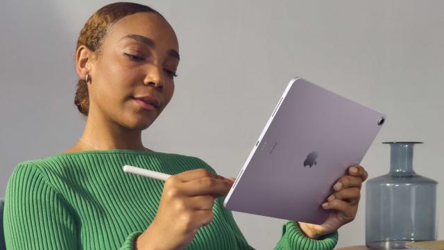<b>Preț și disponibilitate Apple iPad Air 11 (2024) în România</b>Dacă ești în căutarea unei tablete Apple de ultimă generație dar nu ai nevoie de performanță de top, ai putea arunca o privire asupra lui iPad Air 11 (2024), dispozitiv care de astăzi este disponibil la precomandă și în România