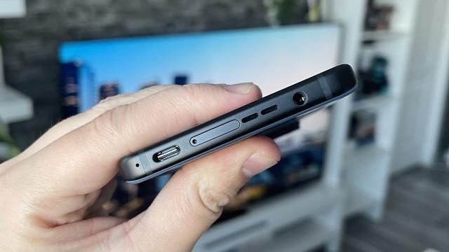 <b>ASUS Zenfone 11 Ultra: Conectivitate de top, pregătit pentru gaming și nu numai</b>Aș zice că ASUS Zenfone 11 Ultra bifează cam toate opțiunile importante la nivel de conectivitate pe care le-ai aștepta de la un flagship din 2024. Vorbim despre 4G, 5G, Wi-Fi 7 chiar și Bluetooth 5.4. Avem un singur port USB-C în partea de jos