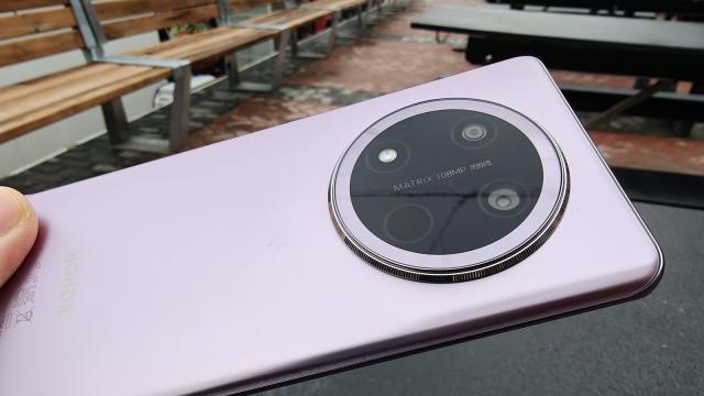 <b>HONOR Magic7 Lite review detaliat în limba română (evaluare Mobilissimo)</b>Nu în fiecare zi ne vine la test un telefon care ne e recomandat ca ideal pentru a zdrobi nuci, a fi scăpat de la 2 metri înălţime, a fi zgâriat cu un desfăcător de bere şi pus la... congelator şi saună. HONOR Magic7 Lite e acest telefon şi e gândit 