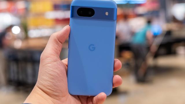 <b>Google dezvăluie câte cicluri de încărcare suportă bateriile telefoanelor Pixel</b>Google a publicat detalii despre durata de viață a bateriilor telefoanelor Pixel, specificând numărul de cicluri de încărcare înainte ca acestea să scadă sub 80% din capacitatea inițială. Iată cum arată situația..